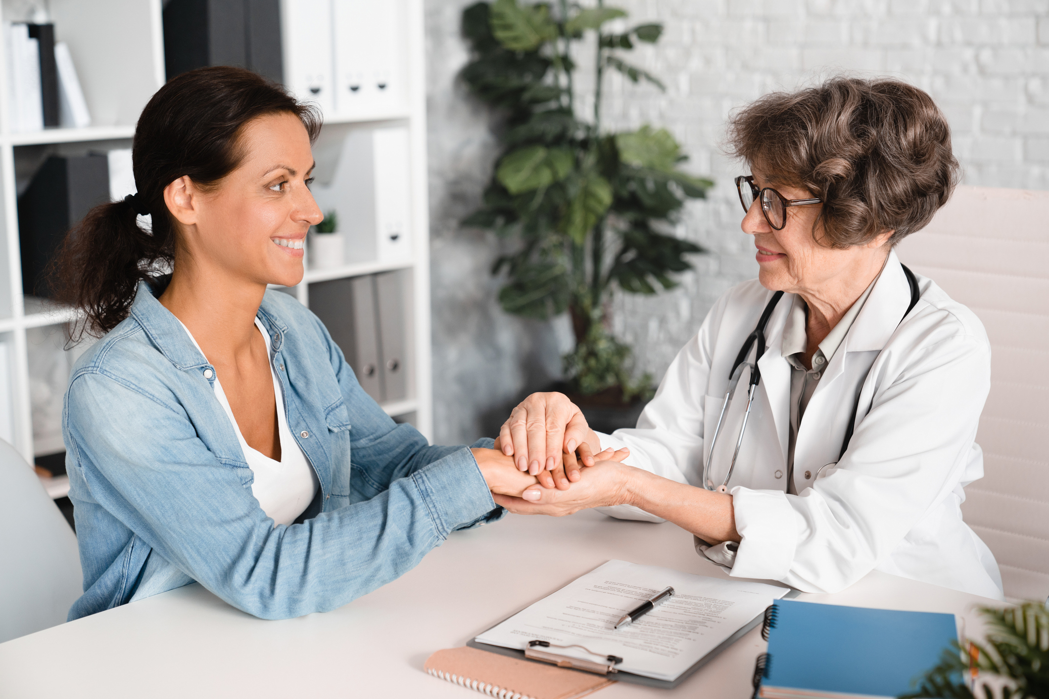 Doctor gives good news to patient